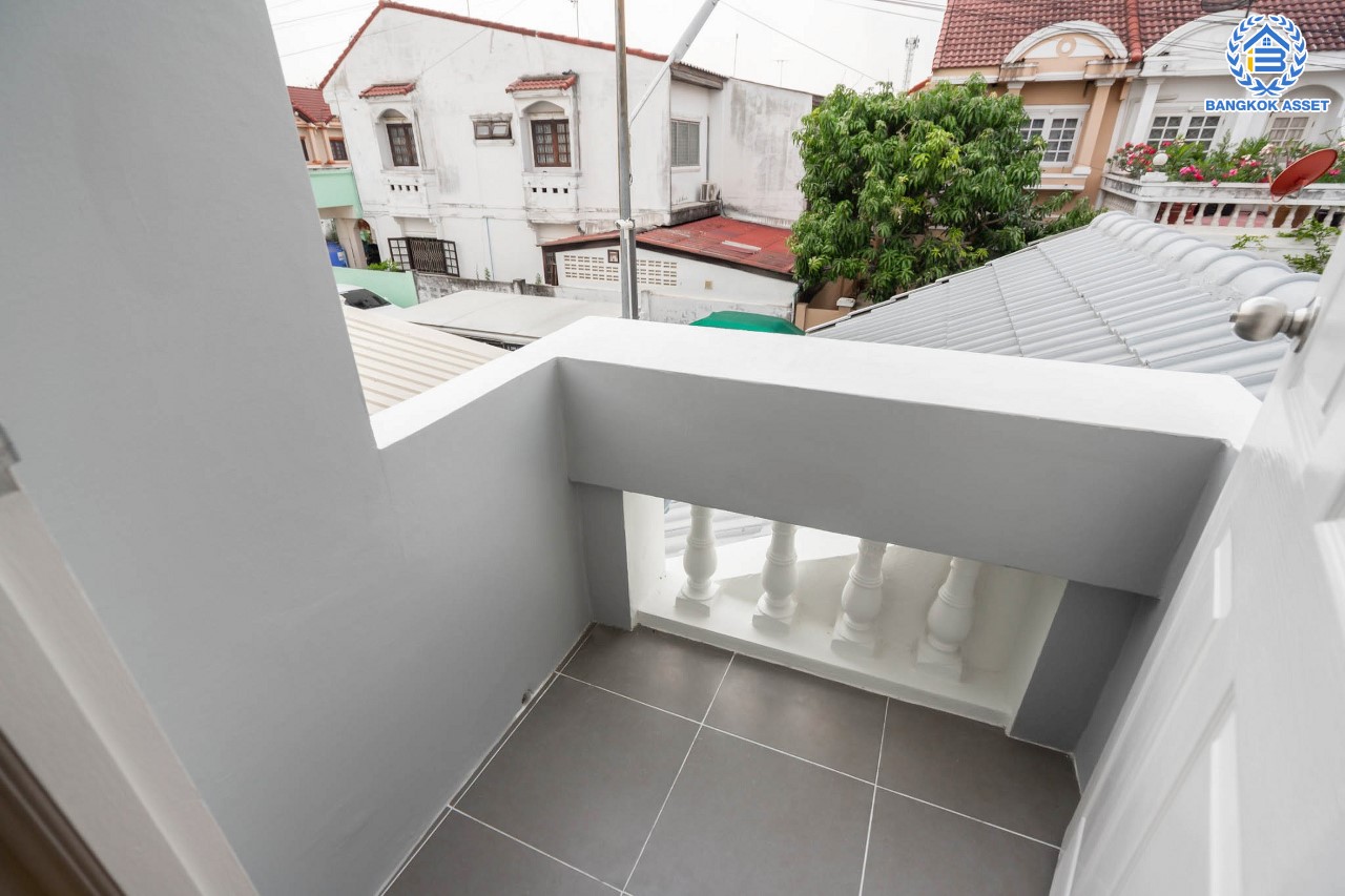 บ้านมือสองตกแต่งใหม่ ม.นันทนาการ์เด้นท์2 รัตนาธิเบศร์-ท่าอิฐ ทาวน์เฮ้าส์หลังใหญ่ ห้องริม แบรนด์ Property Perfect เนื้อที่ 34.5 ตร.ว. ฟังก์ชัน 2 ห้องนอน 2 ห้องน้ำ บนทำเลเดินทางสะดวก เชื่อมต่อหลายเส้นทาง ใจกลาง 2 เซ็นทรัลฯ เพียง 5 นาทีถึงรถไฟฟ้า "สถานีบางรักน้อยท่าอิฐ"